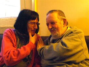 Foto de Karin a conversar com o Nuno, ambos sentados num sofá de casa do Nuno em Lisboa, em 2011